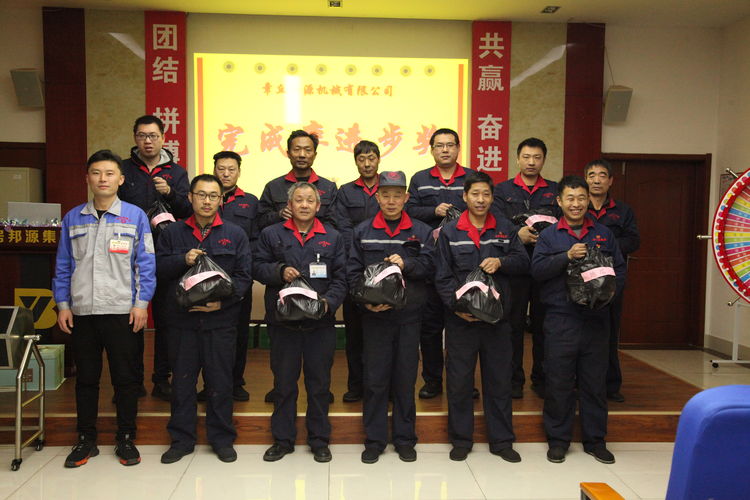 11月份取得優(yōu)異成績(jī)，由韓部長(zhǎng)上臺(tái)頒獎(jiǎng)，并合影留念