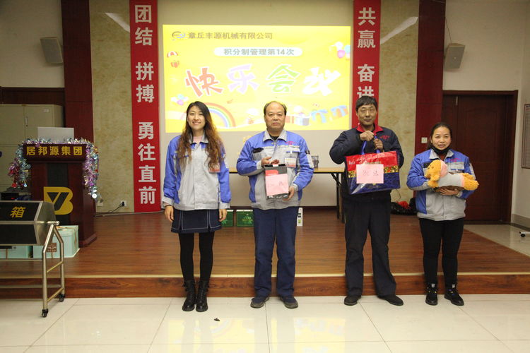 營(yíng)銷部盧玉麗總監(jiān)為大家擔(dān)當(dāng)本次的拍賣師，現(xiàn)場(chǎng)高潮不斷。